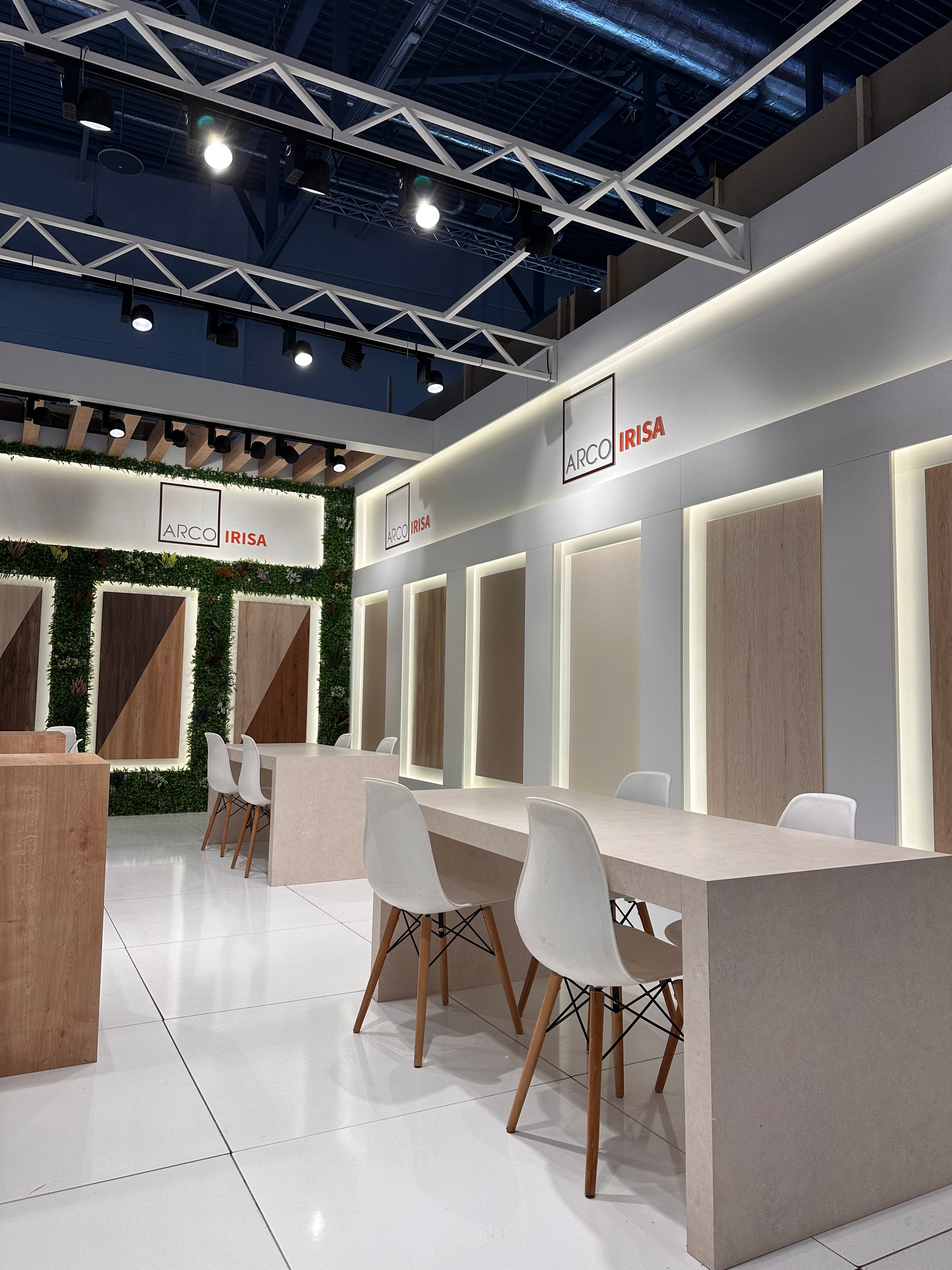 Modern Arco Irisa fuar standı